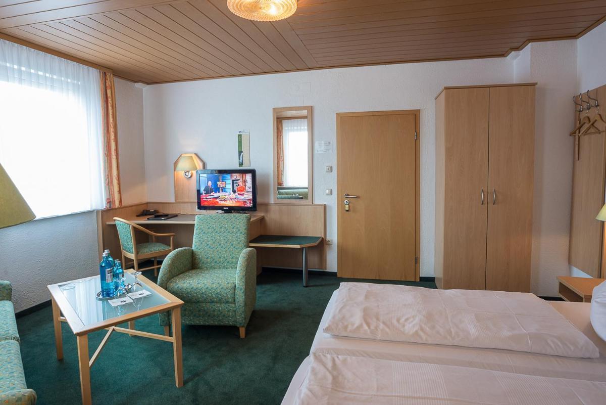 Hotel-Gasthof Weisses Ross Швайг-бай-Нюрнберг Экстерьер фото