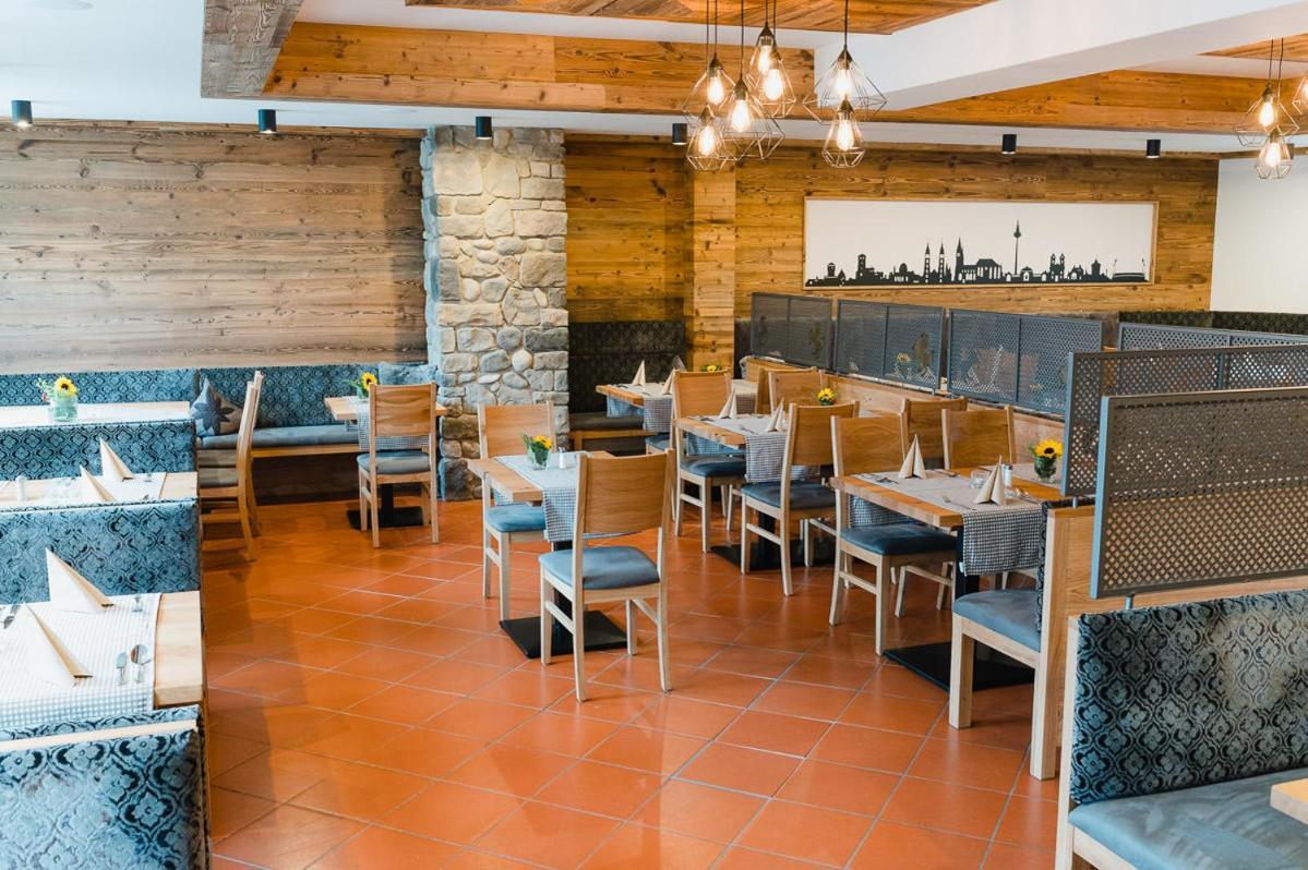 Hotel-Gasthof Weisses Ross Швайг-бай-Нюрнберг Экстерьер фото