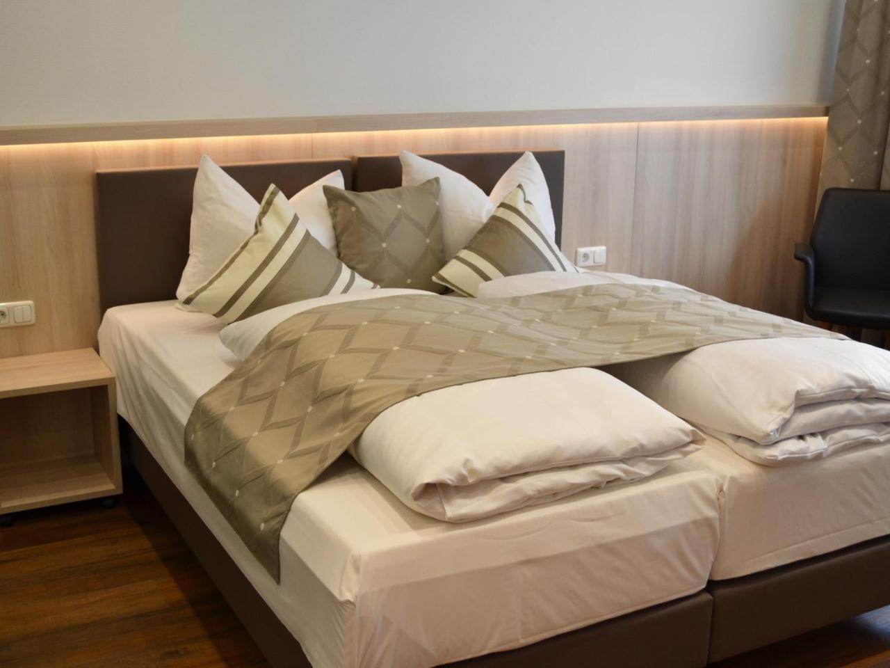 Hotel-Gasthof Weisses Ross Швайг-бай-Нюрнберг Экстерьер фото