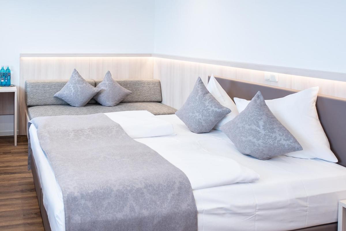 Hotel-Gasthof Weisses Ross Швайг-бай-Нюрнберг Экстерьер фото
