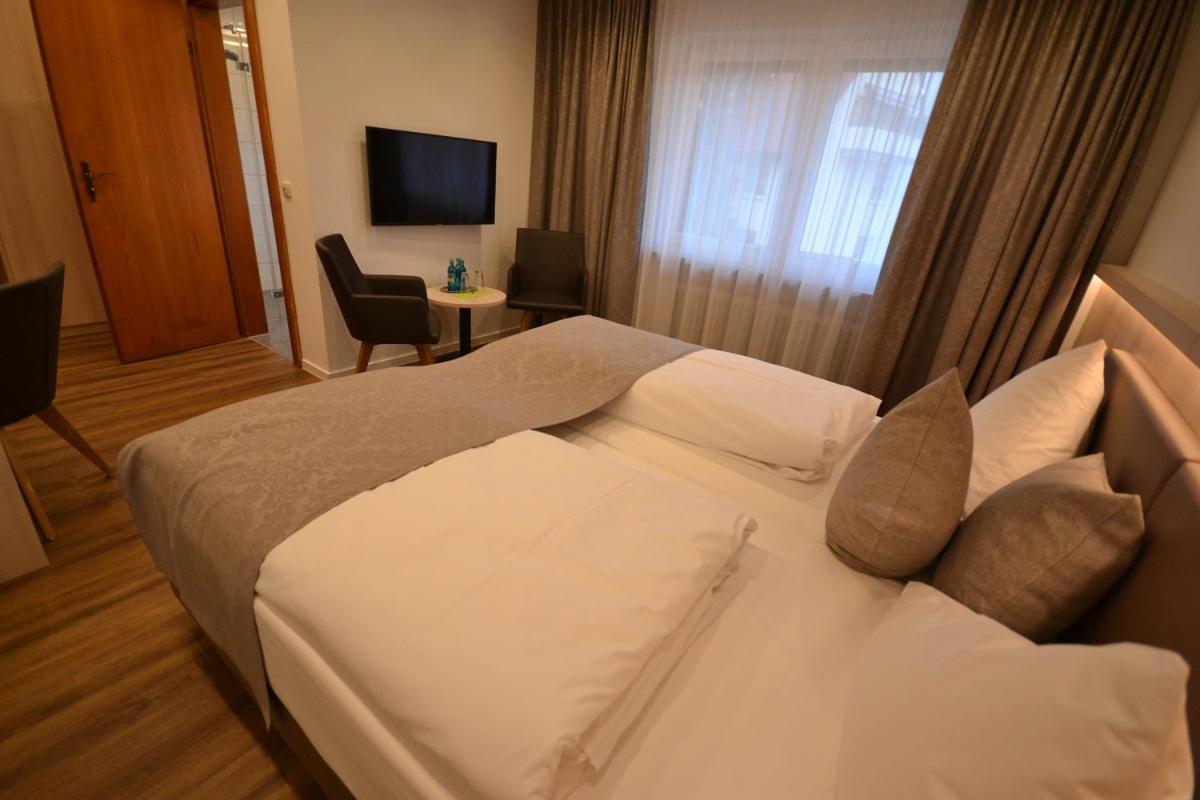 Hotel-Gasthof Weisses Ross Швайг-бай-Нюрнберг Экстерьер фото
