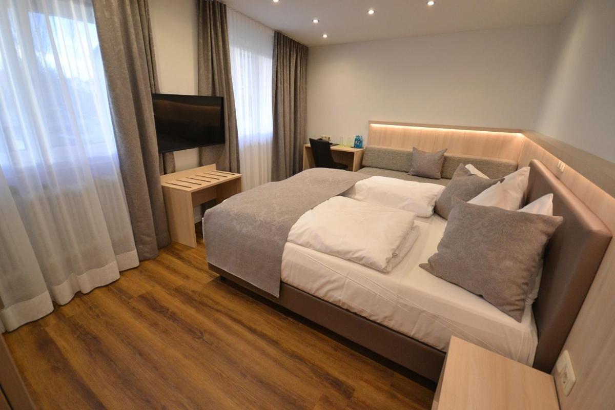Hotel-Gasthof Weisses Ross Швайг-бай-Нюрнберг Экстерьер фото