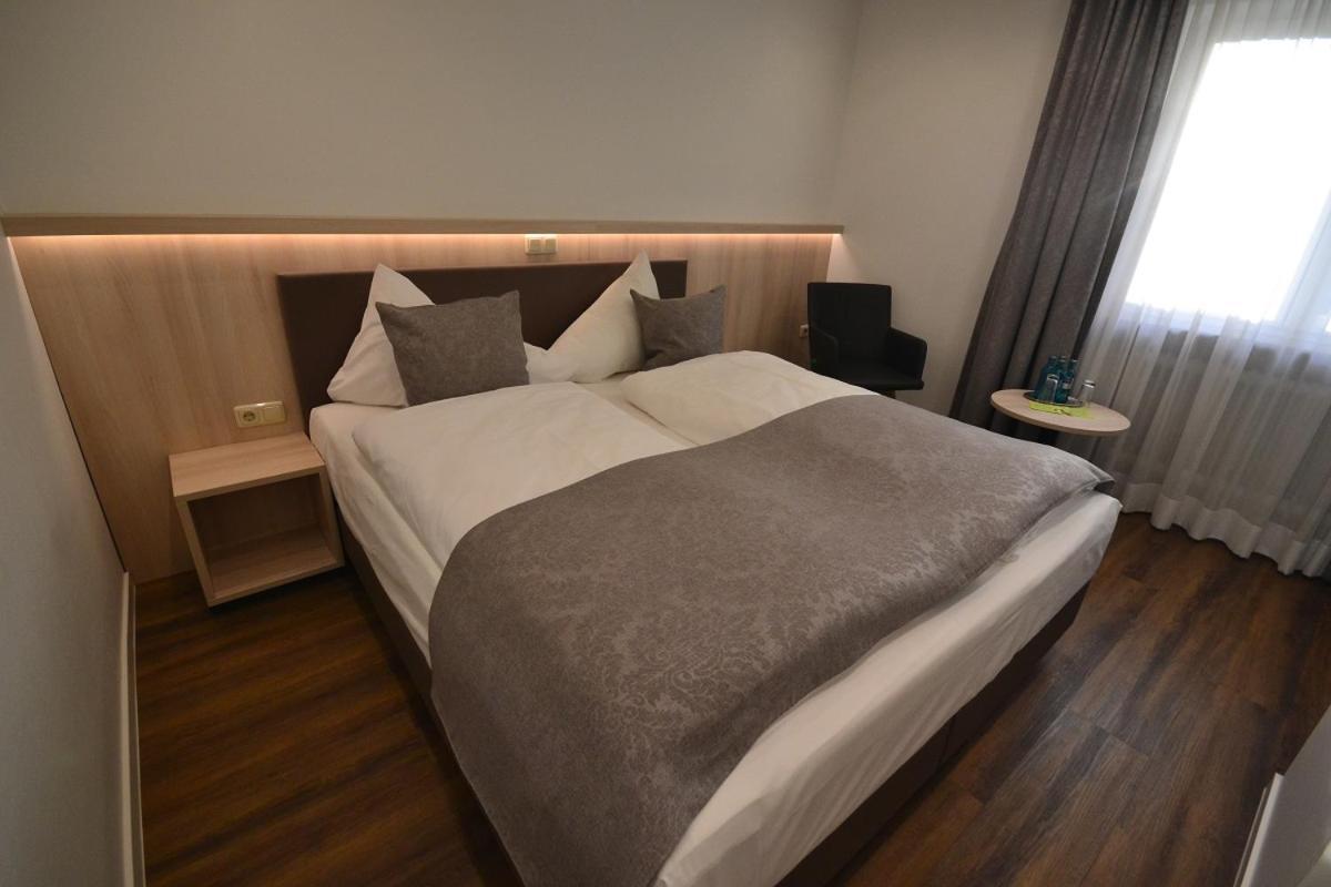 Hotel-Gasthof Weisses Ross Швайг-бай-Нюрнберг Экстерьер фото